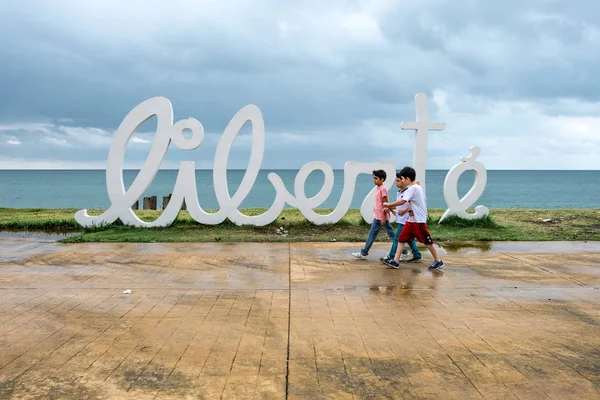 Installatie brieven Liberte op het strand in Batumi — Stockfoto