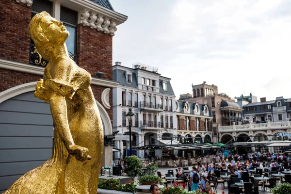 Estuche de oro de mujer en la plaza de la Piazza en Batumi — Foto de Stock