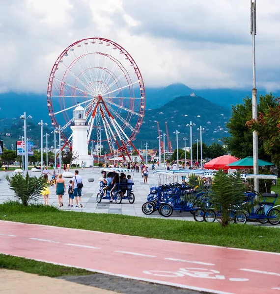 Rueda de la fortuna y faro en el terraplén de Batumi, Georgia —  Fotos de Stock