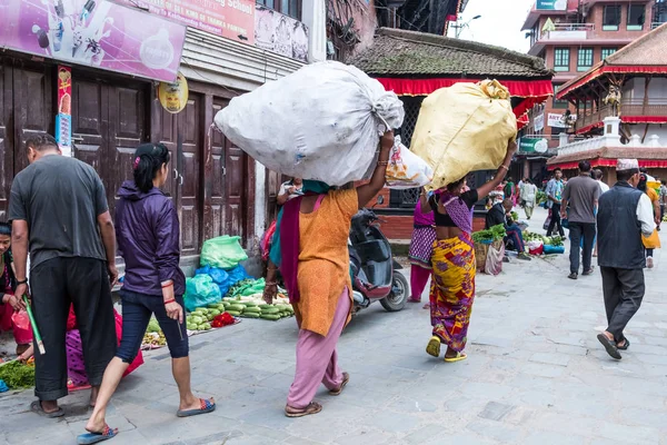여자는 그들의 머리, 네팔에 자루를 수행 — 스톡 사진