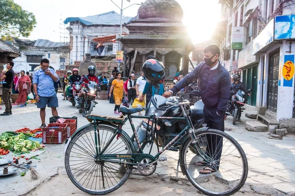 Calle Nepalí con motos y bicicletas — Foto de Stock