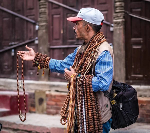 Az ember eladja Rudraksha mala imádság gyöngyök, Nepál — Stock Fotó