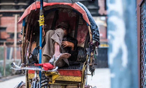 Rickshaw conductor espera a los clientes — Foto de Stock