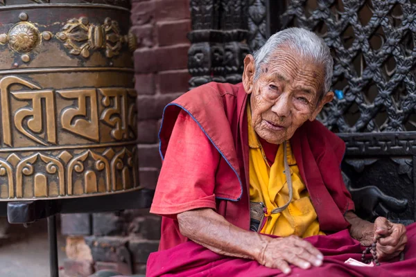 Чернець сидить на ступа Boudhanath в Катманду, Непал — стокове фото