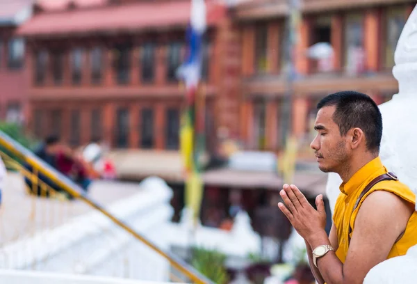 Tibetischer Mönch betet auf der Boudhanath Stupa, Kathmandu — Stockfoto