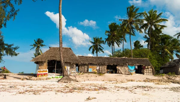 Grande cabana étnica local em Zanzibar, Tanzânia — Fotografia de Stock
