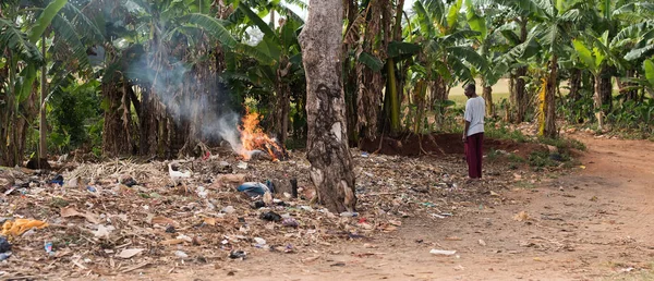 Pessoas queimando lixo, homem assistindo, zanzibar — Fotografia de Stock