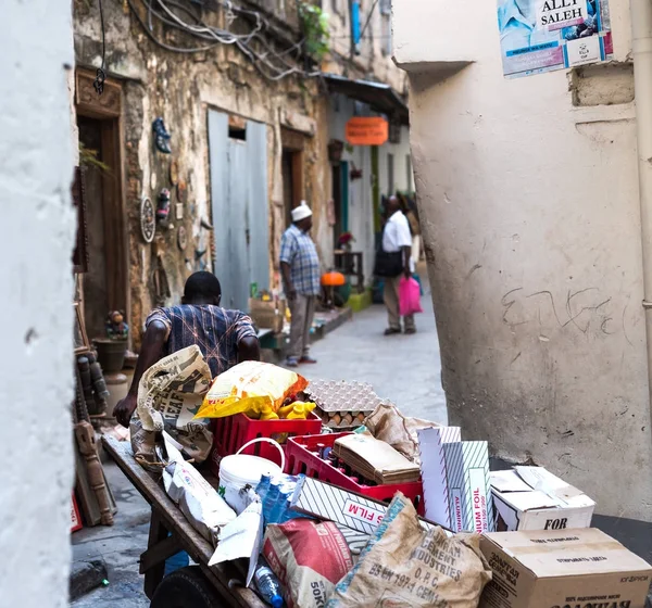 Человек тянет перегруженную тележку, полную товаров, Занзибар — стоковое фото