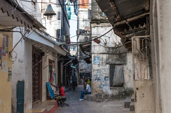 Yerliler, zanzibar, sokaktaki insanların evleri — Stok fotoğraf