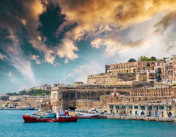Nave vicino a La Valletta — Foto Stock