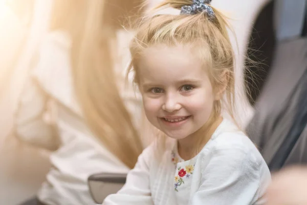 Menina sorrindo na placa de avião — Fotografia de Stock