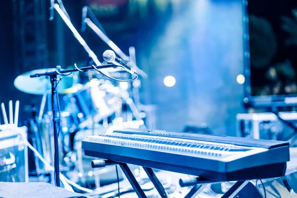 Microfone e sintetizador no palco — Fotografia de Stock