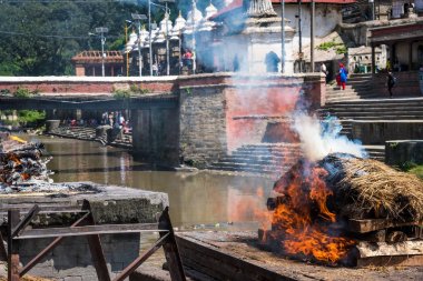 Pashupatinath Tapınağı cremations: Bagmati nehrinde