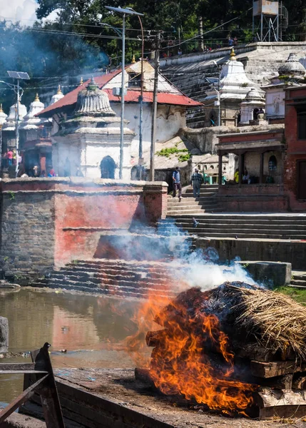 Pashupatinath Tempeleinäscherungen am Bagmati-Fluss — Stockfoto