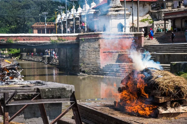 Pashupatinath temple cremations on the Bagmati River — Stock Photo, Image