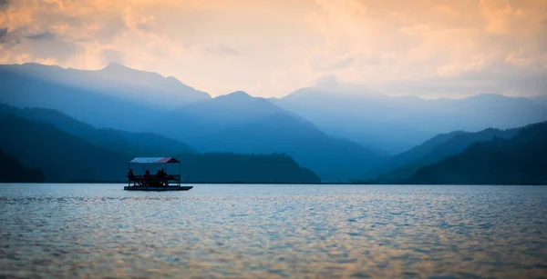 Boat on Phewa lake, Pokhara, Nepal — Stock Photo, Image