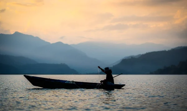 Pescador en el barco en el lago Phewa, Nepal — Foto de Stock