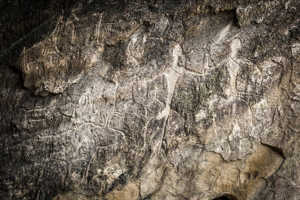 Люди и животные, высеченные на скале, Гобустан
