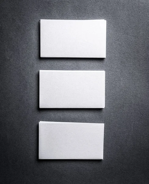 빈 공간 회색 배경에 흰색 비즈니스 카드의 스택. — 스톡 사진