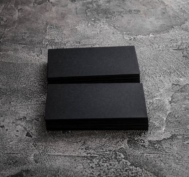 Dokulu arka plan siyah boş iş kart yığını