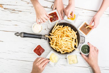 Patates kızartması yemek en iyi görünüm için sahip aile