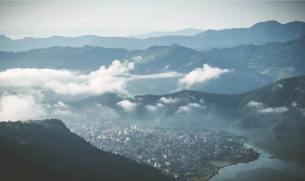 Údolí a hory, Annapurna treking circuit, Nepál — Stock fotografie