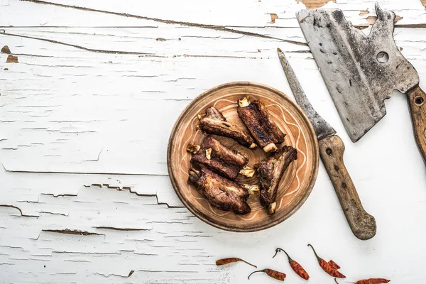 Costillas de cerdo en plato blanco, vista superior . —  Fotos de Stock