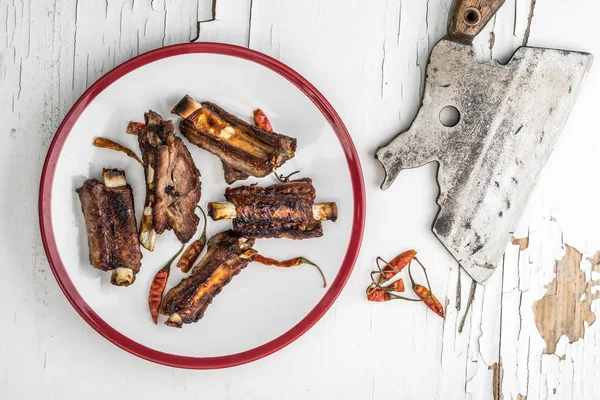 Costillas de cerdo en plato blanco, vista superior . — Foto de Stock