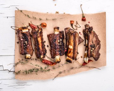 Izgara domuz pirzola otlar en iyi Manzaralı