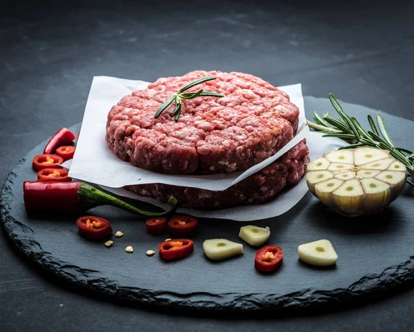 Bife moído de carne de vaca para hambúrguer — Fotografia de Stock