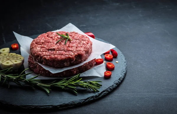 Potongan mentah untuk burger buatan sendiri — Stok Foto