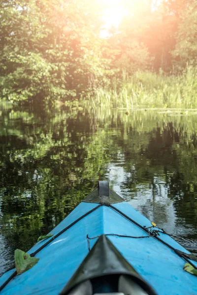 Blauwe kano over de rivier — Stockfoto