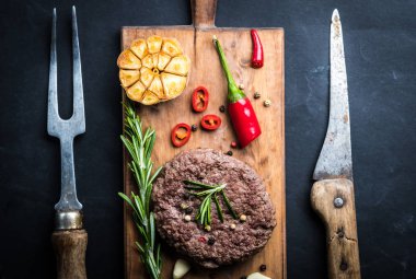 Taze ev yapımı sığır eti burger pirzola kurulu pişirme