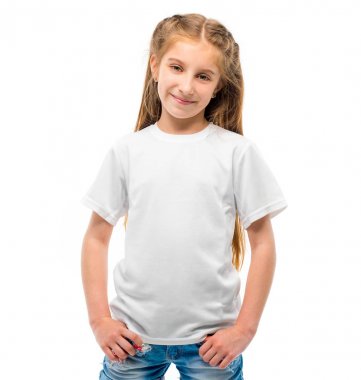 Beyaz arka plan üzerinde beyaz T-shirt, küçük kız