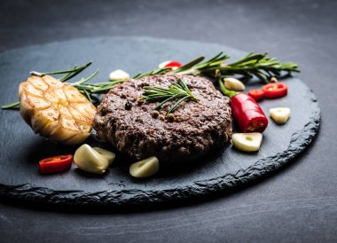 Sığır eti hamburger biftek spicies ile