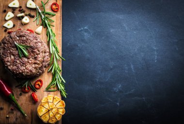 Sığır eti burger pirzola otlar ve baharatlar ile