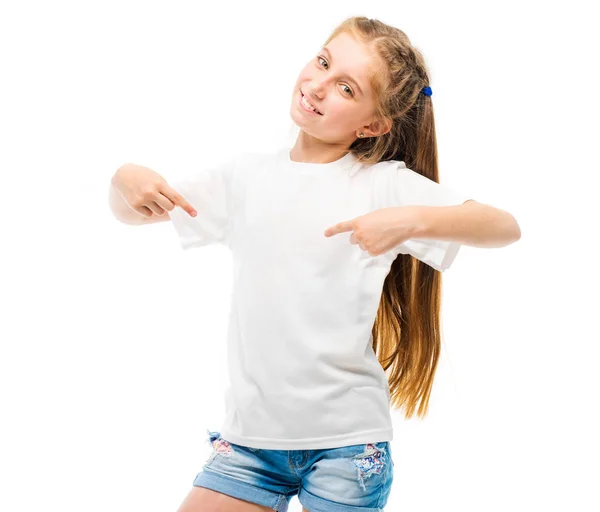 Kleines Mädchen in lässigem weißem T-Shirt auf weißem Backgtound. — Stockfoto