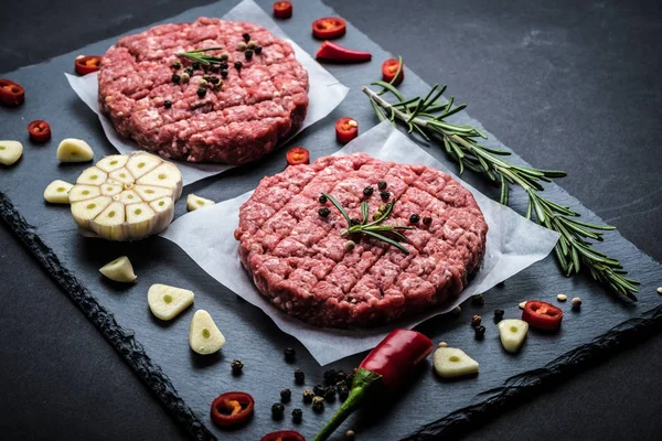 Escalopes de hamburger de viande crue avec des ingrédients — Photo