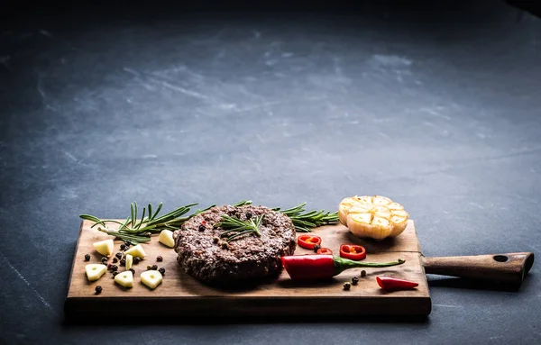 Chuleta de hamburguesa de res con hierbas y especias —  Fotos de Stock
