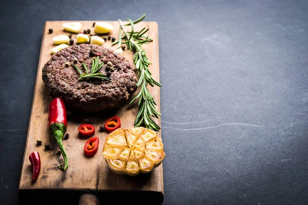 Sığır eti burger pirzola otlar ve baharatlar ile