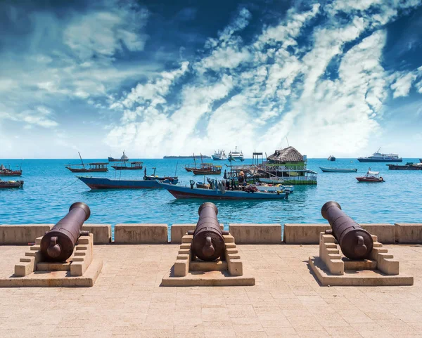 Vallen med kanoner i Zanzibar Stone Town med havet på ba — Stockfoto