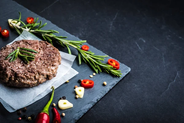 Fritto fresco grande hamburger di manzo vista dall'alto — Foto Stock