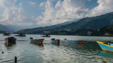 zaman atlamalı Phewa gölde tekne ile