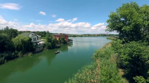 V létě jezero s lodí — Stock video