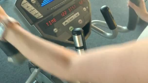 Flickan arbetande ute i gym — Stockvideo