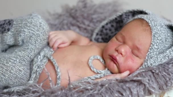Kleine pasgeboren baby slaapt onder de dekens — Stockvideo