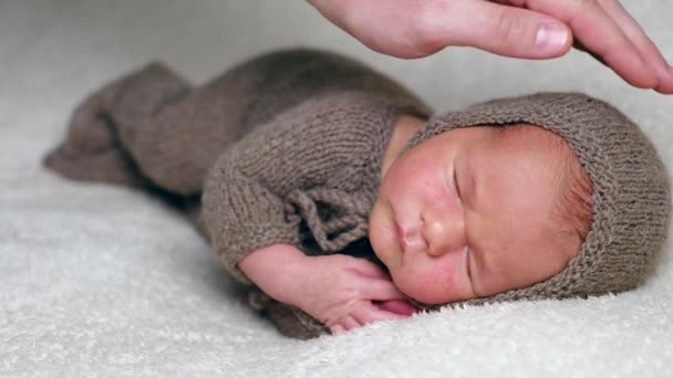 Moeder zachtjes lijnen pasgeboren baby — Stockvideo