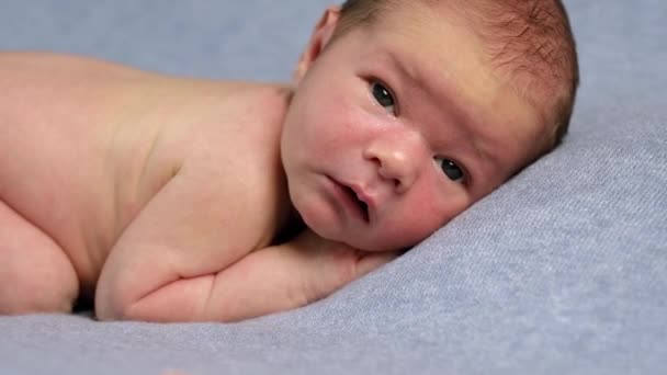 Spädbarn pojke tittar på kameran — Stockvideo