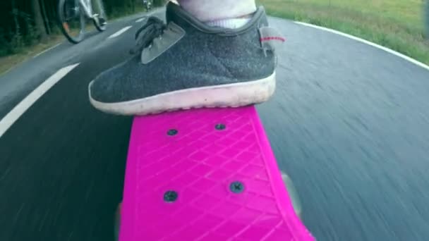 Dívka na skateboardu — Stock video