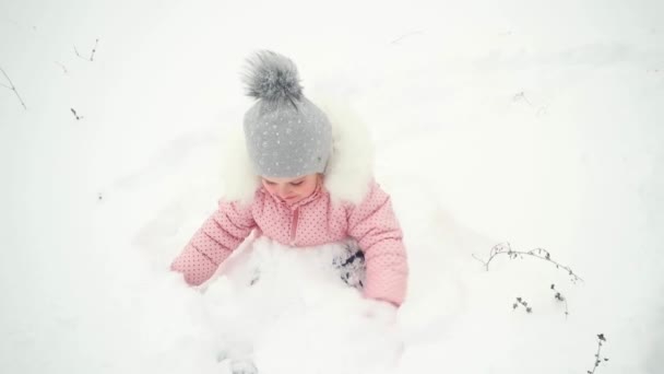 Petite fille jouant avec la neige — Video